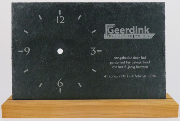 Wij graveren ook een klok van leisteen met uw logo, foto, afbeelding of tekst.