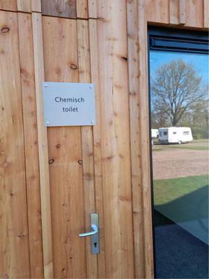 RVS plaat met zwarte tekst kan tegen weer en wind.