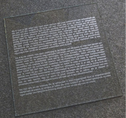 Glasplaat van 60x60cm gegraveerd met een gedicht.