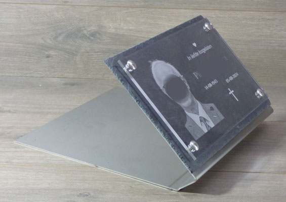 Herdenkingsartikel met RVS-houder, leisteen en plexiglas.