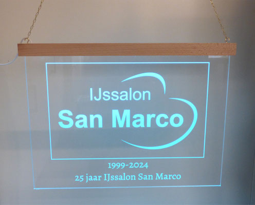 Plexiglas met ledverlichting en logo in RGB kleuren.
