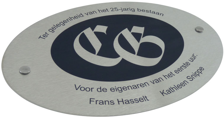 Naambordje van RVS met logo en tekst.