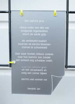 Gedicht in transparant zilverkleurig plexiglas gegraveerd.
