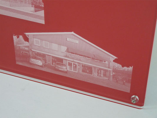 Oude foto in plexiglas gegraveerd met wit/rode kunststof achterplaat.