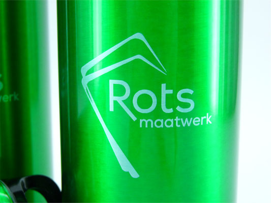 Logo in aluminium thermosfles gegraveerd.