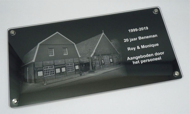 Herinneringsplaat gemaakt van plexiglas en kunststof plaat met foto.