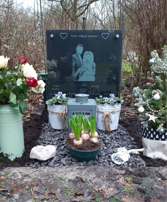 Herdenkingsplaat van RVS, Glas en zwart plexiglas gegraveerd.