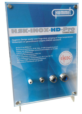 2 plexiglasplaten uitgesneden, daartussen de afbeelding. Incl. 4 gaten in verschillende groottes en 4 RVS afstandhouders.