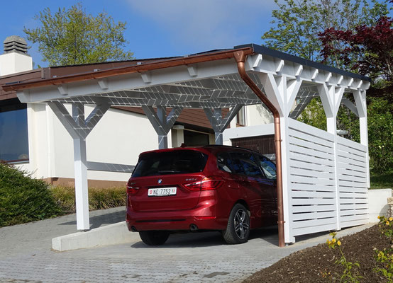 Neuenburg Schweiz Carport mit Photovoltaik