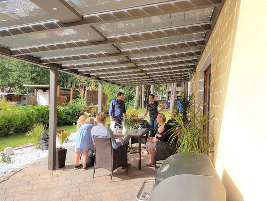 Licht unter einem Terrassendach mit Solar