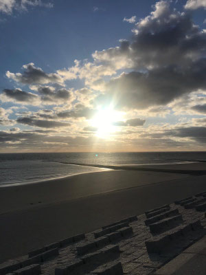 Sonnenuntergang nach Veranstaltungen auf Norderney zur Ruhe kommen im Strandloft Norderney © Ferienwohnungen Norderney Ferienhaus
