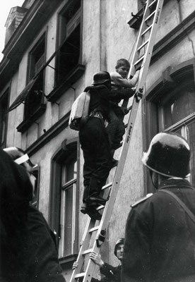 Abschlußprüfung 1966 - Bergung eines Kindes (Stadtarchiv)