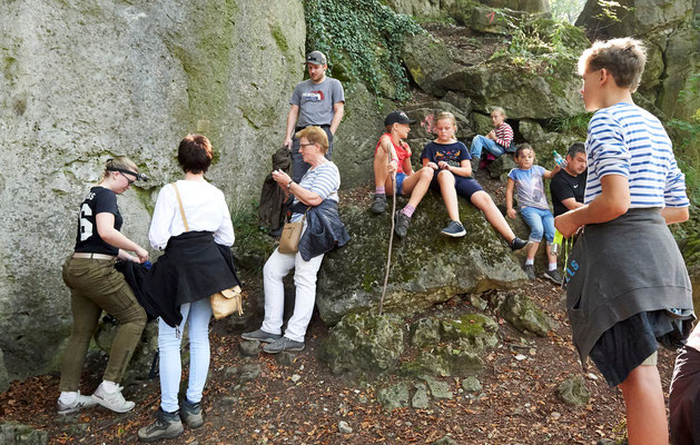 Die Exkursionsteilnehmern kurz vorm Aufstieg zur Rothesteinhöhle (Foto: Jürgen Bommer)