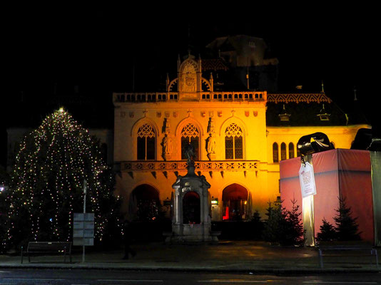 Wir bereiten uns auf dem Weihnachtsmarkt vor. Tradition vor Pandemie. Oly OM D 10 M II mit Standard Zoom auf 29mm bei ISO 1250, F 5,0 und 1/25 Sek