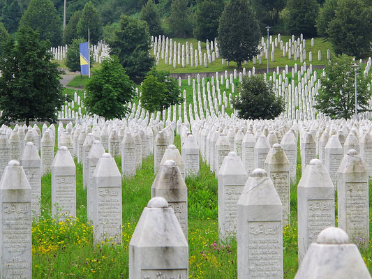 Srebrenica. Friedhof und Mahnmal