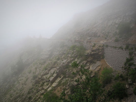 Bergwelt mit Nebel bei Kotor