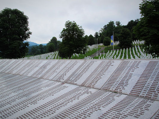 Srebrenica. Friedhof und Mahnmal.