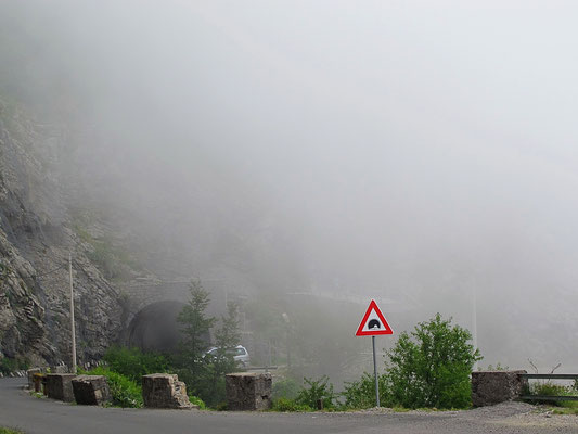 Bergwelt mit Nebel bei Kotor