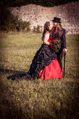 gothic brautkleid schwarz rot