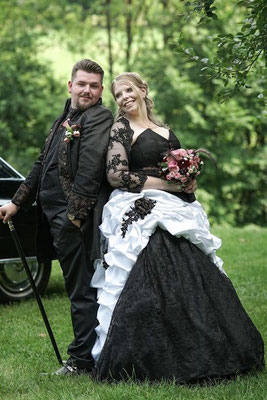 schwarz-weißes Brautkleid, farbige Brautmode, coole Brautmode