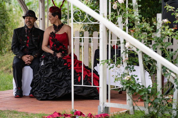 schwarzes brautkleid, extravagante mode bräutigam