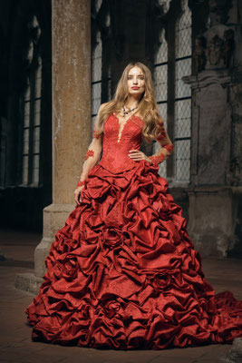 rotes brautkleid, romantisches, extravagantes brautkleid