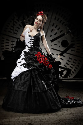 Aussergewohnliche Brautkleider Lucardis Feist Extravagante Brautmode Hochzeitsanzuge Und Ausgefallene Gehrocke