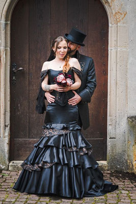 schwarzes, enges brautkleid, bräutigam gehrock