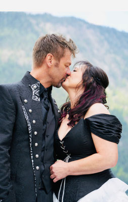 schwarzes brautkleid, extravagante mode bräutigam