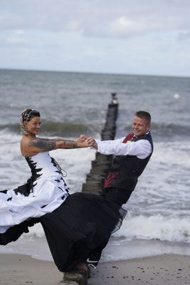 schwarzes brautkleid, extravaganter bräutigam
