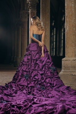 brautkleid in lila, bunte brautmode