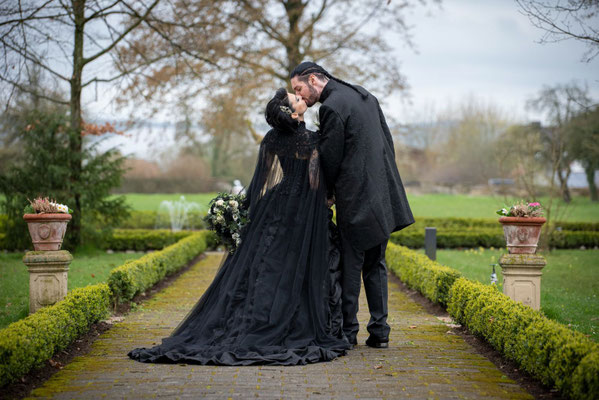 extravagant heiraten, heiraten in schwarz