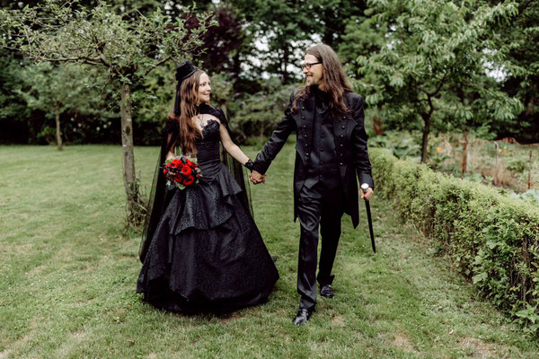 schwarze gothic brautkleider, extravagante mode bräutigam