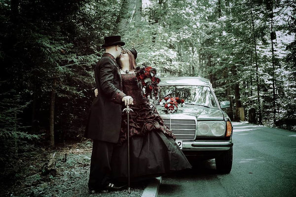 schwarzes brautkleid, extravaganter gehrock