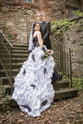 Extravagantes Brautkleid, ausgefallene Hochzeitsmode,schwarz-weißes Brautkleid