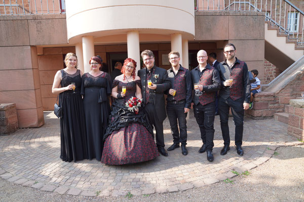 schwarzes buntes brautkleid, extravaganter gehrock, bräutigam