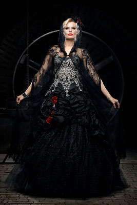 Aussergewohnliche Brautkleider Lucardis Feist Extravagante Brautmode Hochzeitsanzuge Und Ausgefallene Gehrocke