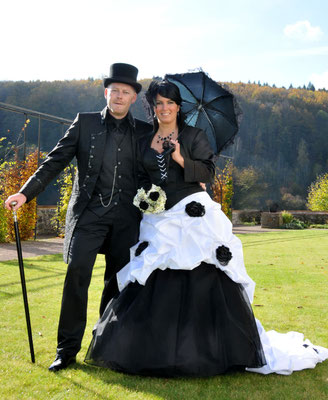 gothic brautkleid schwarz weiß