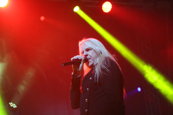 Saxon, live in Oberhausen, 3 December 2016. 