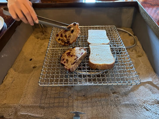 囲炉裏で焼かれた３種類から選べるパン