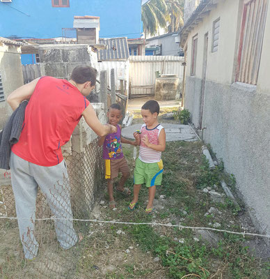 Playa Larga - Kinderlächeln beim verschenken von Spielsachen