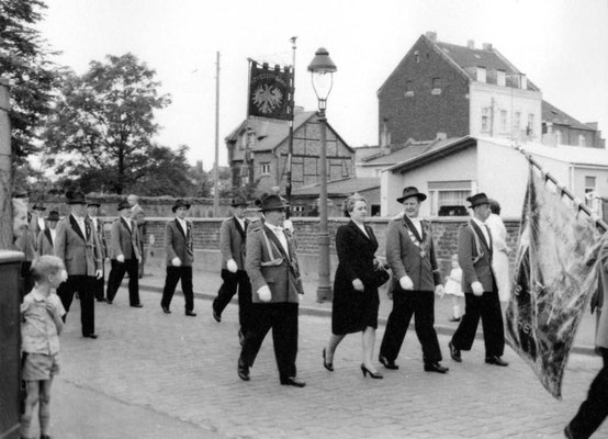 Poller Hauptstraße / Schulpfad (im Hintergrund)