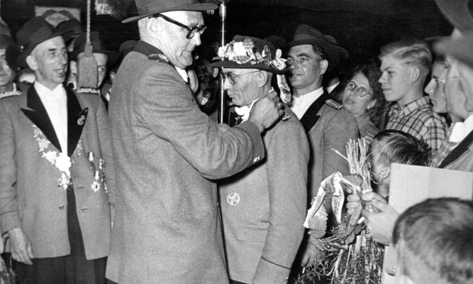 Noch amtierender König Johann Burgwinkel 1952, Christian Hackenbroch, neuer König 1953 Clemens Hilger, dahinter Heinz Baum (v.l.)
