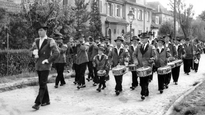 Der Poller Spielmannszug mit neuem Tambourmajor Heinz Heppekausen, der Matthias Richmann ablöste, dahinter in der 1. Reihe von rechts: Franz Koller, Willi Ehrmanns und der 8-jährige Sohn Heinz Ehrmanns