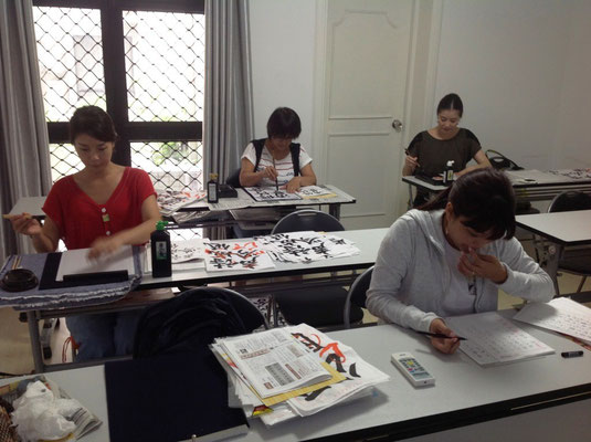毛筆・硬筆・ペン字練習中の駐在中の女性