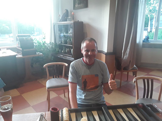 Manfred Suhr gewinnt gegen Großmeister Bernhard Kaiser und ist Siegerder Consolation... Herzliche Gratulation !!
