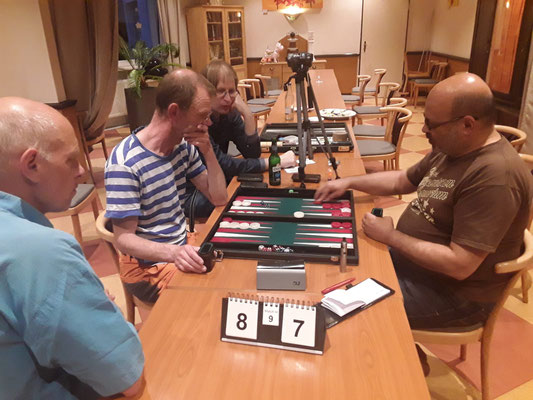 Final Hannover-Cup... Stand 22:27 Uhr... Ulf Janik führt 8:7 gegen Juri Alper