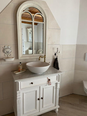 Massiver Waschtisch in Weiß mit Spiegel im Vintage Stil