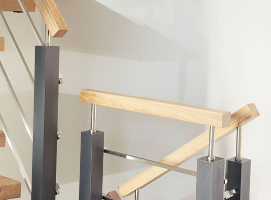 Variante: quadratischer Handlauf und quadratische Segmentpfosten. Handlauf aus Holz