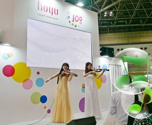 東京ビッグサイトにて：HOYUブース<br>演奏：ヴァイオリン/秋葉彩恵、ヴィオラ/宍倉未恵